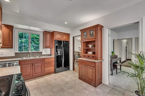 Kitchen - 1000 27th Ave, Moline, IL 61265 photo 4 of 6