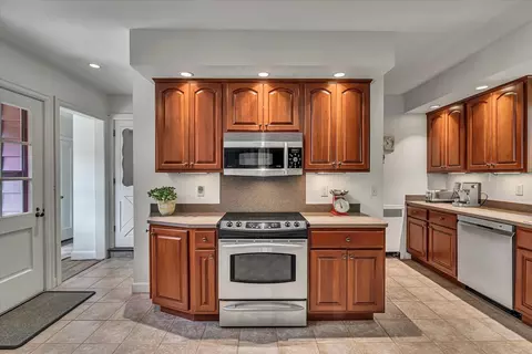 Kitchen - 1000 27th Ave, Moline, IL 61265 photo 6 of 6