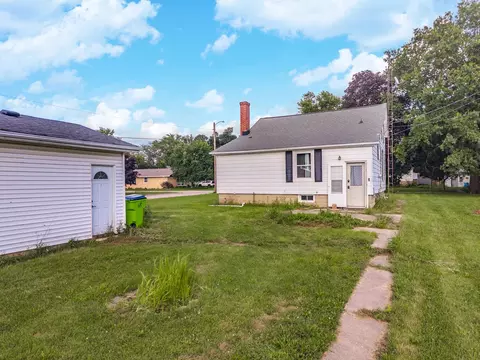 Exterior - 402 Mason St, Chenoa, IL 61726 photo 3 of 4