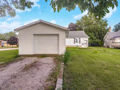 Exterior - 402 Mason St, Chenoa, IL 61726 photo 1 of 4