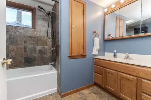 Bath - 402 Mason St, Chenoa, IL 61726 photo 1 of 1