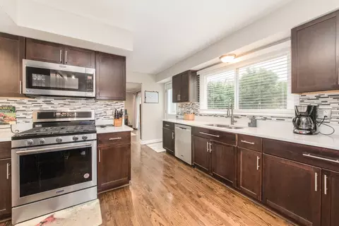 Kitchen - 2005 E Cayuga Ln, Mount Prospect, IL 60056 photo 3 of 3