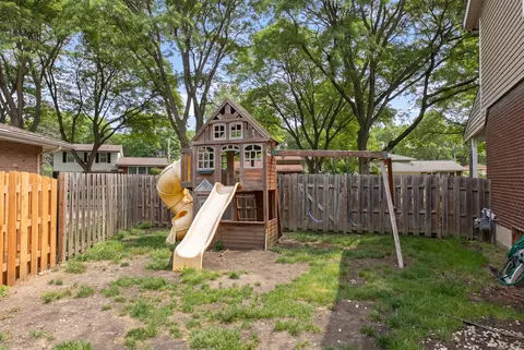 Exterior - 2005 E Cayuga Ln, Mount Prospect, IL 60056 photo 5 of 8