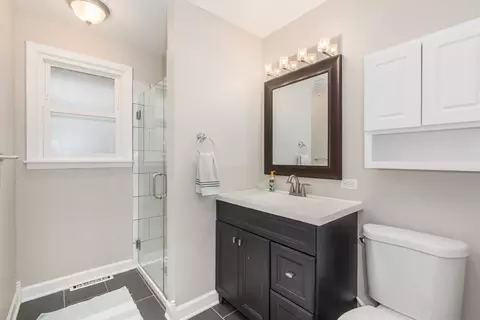 Bath - 2005 E Cayuga Ln, Mount Prospect, IL 60056 photo 1 of 3