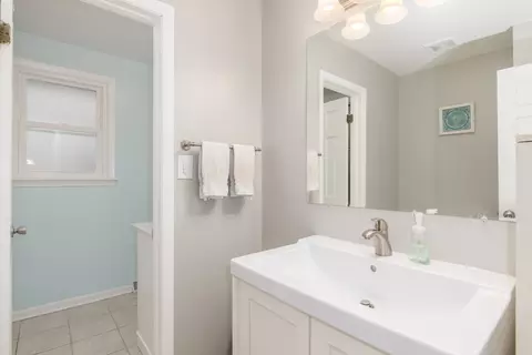 Bath - 2005 E Cayuga Ln, Mount Prospect, IL 60056 photo 2 of 3