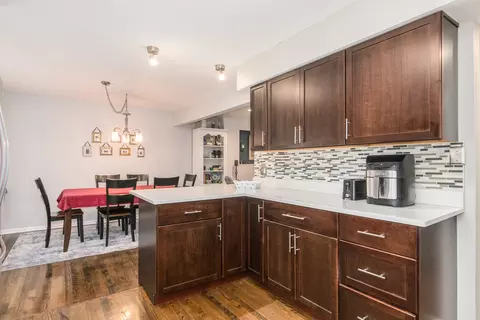 Kitchen - 2005 E Cayuga Ln, Mount Prospect, IL 60056 photo 2 of 3