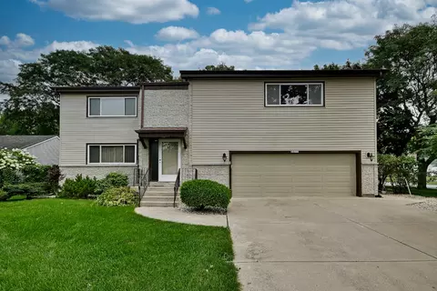 8039 Geneva St, Woodridge, IL 60517