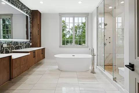 Bath - 1921 Beechnut Rd, Northbrook, IL 60062 photo 2 of 8