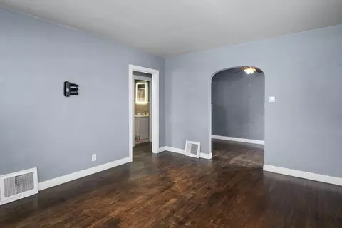 Living - 433 51st St, Moline, IL 61265 photo 1 of 2