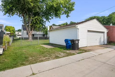 Exterior - 433 51st St, Moline, IL 61265 photo 6 of 7