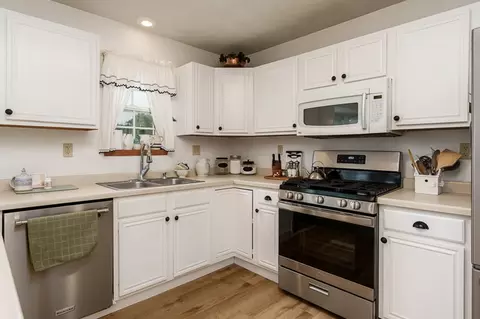 Kitchen - 691 Stonemint Dr, Roscoe, IL 61073 photo 3 of 5