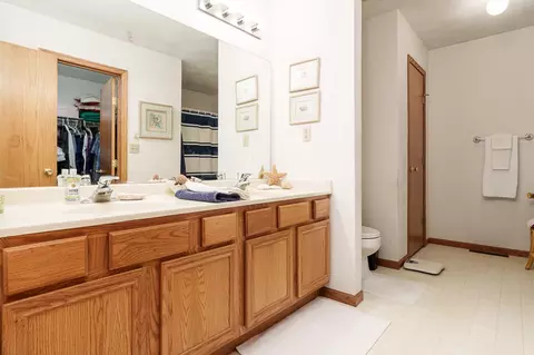 Bath - 691 Stonemint Dr, Roscoe, IL 61073 photo 4 of 4