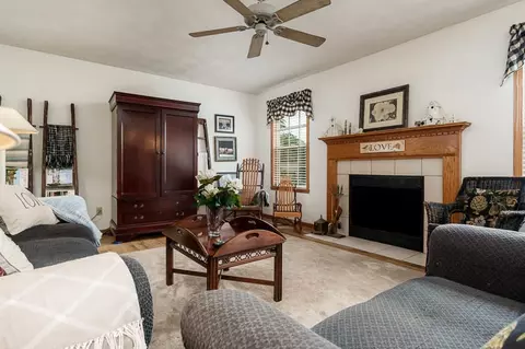 Living - 691 Stonemint Dr, Roscoe, IL 61073 photo 2 of 5
