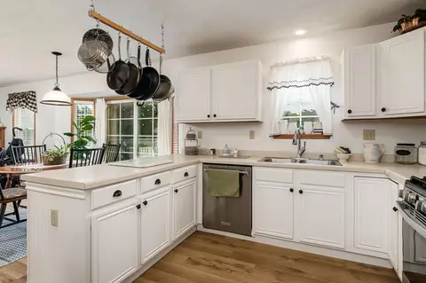 Kitchen - 691 Stonemint Dr, Roscoe, IL 61073 photo 1 of 5