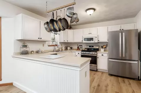 Kitchen - 691 Stonemint Dr, Roscoe, IL 61073 photo 4 of 5