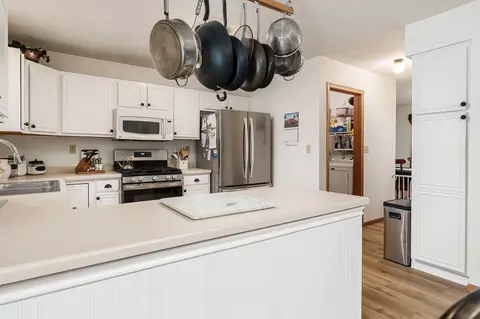 Kitchen - 691 Stonemint Dr, Roscoe, IL 61073 photo 5 of 5