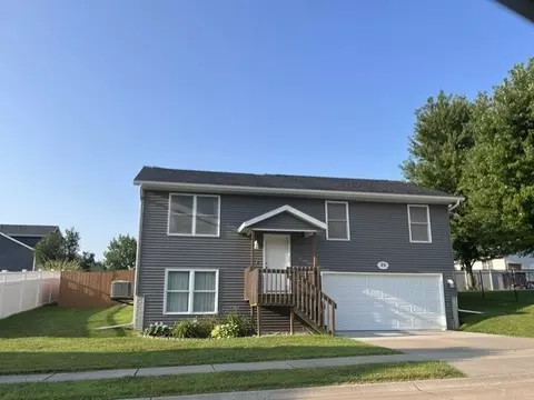 25 W Village Cir, Davenport, IA 52806
