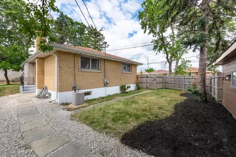 Exterior - 1015 W Victoria Ave, Berkeley, IL 60163 photo 5 of 8
