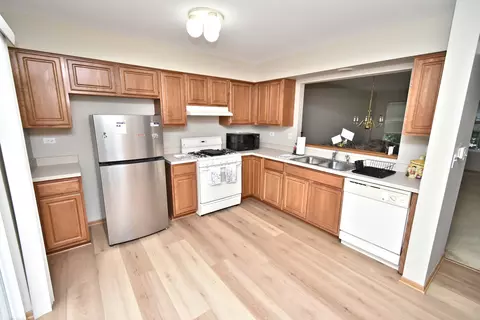 Kitchen - 1361 Fox Hound Trl, Beecher, IL 60401 photo 2 of 4