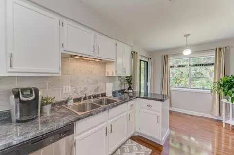 Kitchen - 228 Brookside Ln #A, Willowbrook, IL 60527 photo 2 of 4