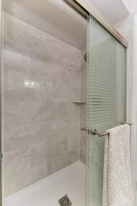 Bath - 228 Brookside Ln #A, Willowbrook, IL 60527 photo 4 of 4