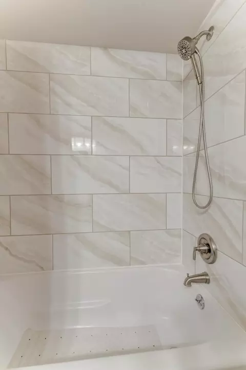 Bath - 228 Brookside Ln #A, Willowbrook, IL 60527 photo 2 of 4