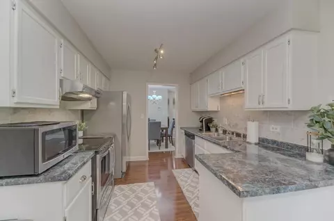 Kitchen - 228 Brookside Ln #A, Willowbrook, IL 60527 photo 3 of 4