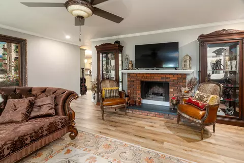 Living - 1101 E Pine St, Herrin, IL 62948 photo 4 of 5
