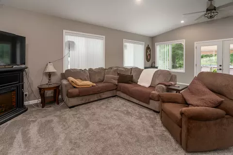 Living - 1101 E Pine St, Herrin, IL 62948 photo 5 of 5