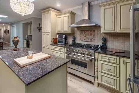 Kitchen - 1101 E Pine St, Herrin, IL 62948 photo 4 of 5
