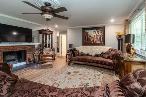 Living - 1101 E Pine St, Herrin, IL 62948 photo 2 of 5