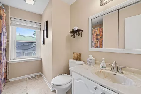 Bath - 1613 Jasper Dr, Wheaton, IL 60189 photo 2 of 2