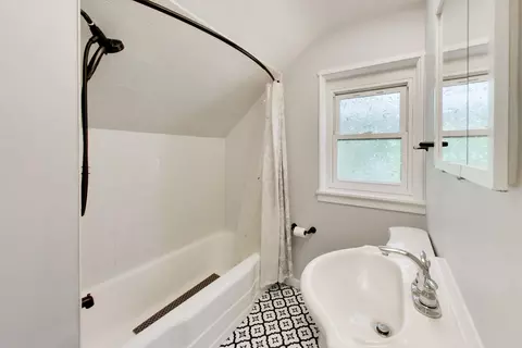 Bath - 1425 Willow Ave, Des Plaines, IL 60016 photo 1 of 2