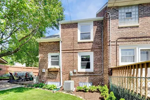 Exterior - 1425 Willow Ave, Des Plaines, IL 60016 photo 4 of 8