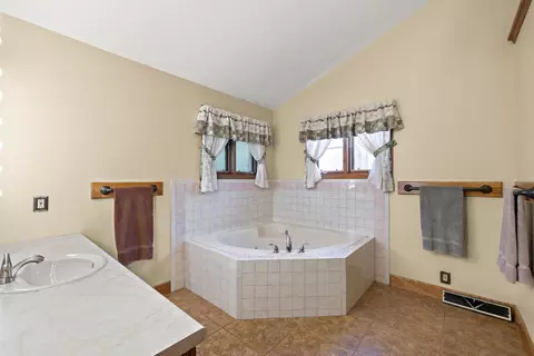 Bath - 118 Eldorado Ct, Minooka, IL 60447 photo 2 of 6