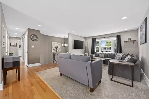 Entry Way - 637 S Beverly Ave, Addison, IL 60101 photo 3 of 4