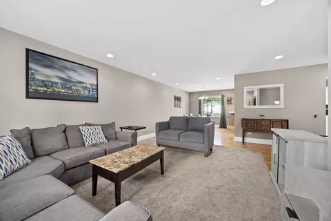 Living - 637 S Beverly Ave, Addison, IL 60101 photo 2 of 3