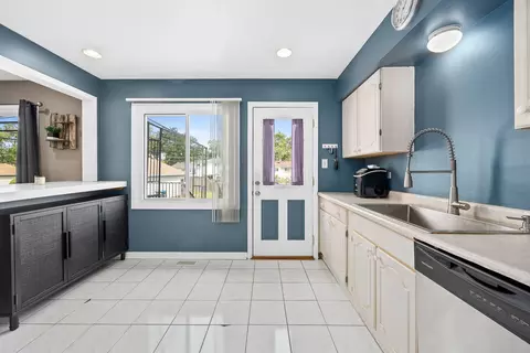 Entry Way - 637 S Beverly Ave, Addison, IL 60101 photo 4 of 4