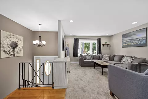 Entry Way - 637 S Beverly Ave, Addison, IL 60101 photo 2 of 4