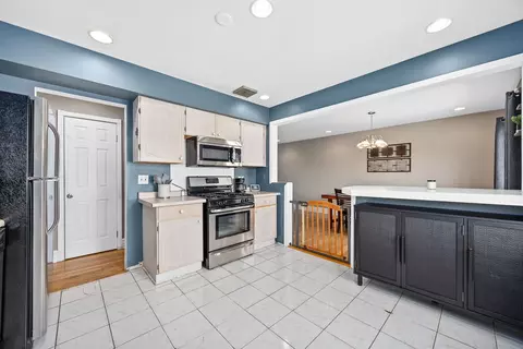 Kitchen - 637 S Beverly Ave, Addison, IL 60101 photo 1 of 3