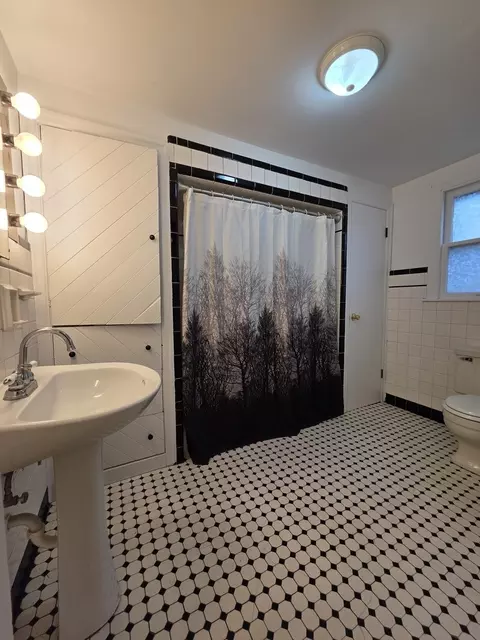 Bath - 813 Pine St, Ottawa, IL 61350 photo 1 of 1