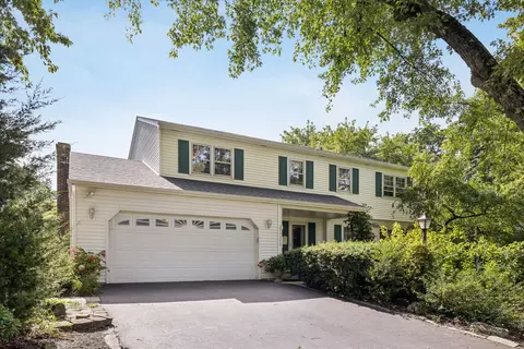 27 W215 Oakwood St, Winfield, IL 60190