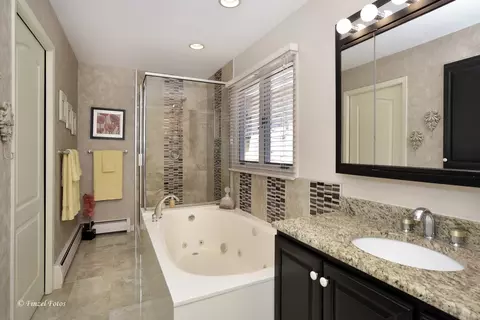 Bath - 604 Bally Rd, Mchenry, IL 60050 photo 2 of 2