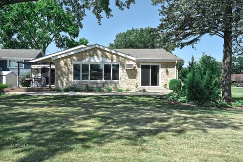 Exterior - 604 Bally Rd, Mchenry, IL 60050 photo 3 of 5