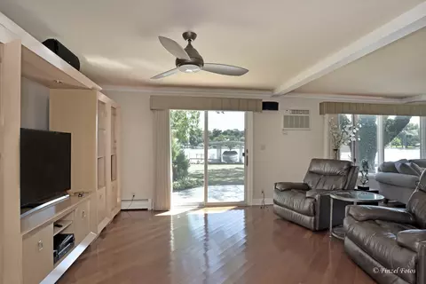 Living - 604 Bally Rd, Mchenry, IL 60050 photo 2 of 2