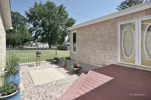 Exterior - 604 Bally Rd, Mchenry, IL 60050 photo 2 of 5