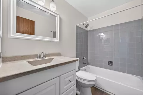 Bath - 358 Ashford Cir #2, Bartlett, IL 60103 photo 2 of 2