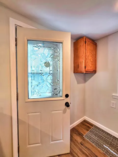 Entry Way - 502 Vincennes Ave, Flora, IL 62839 photo 3 of 6