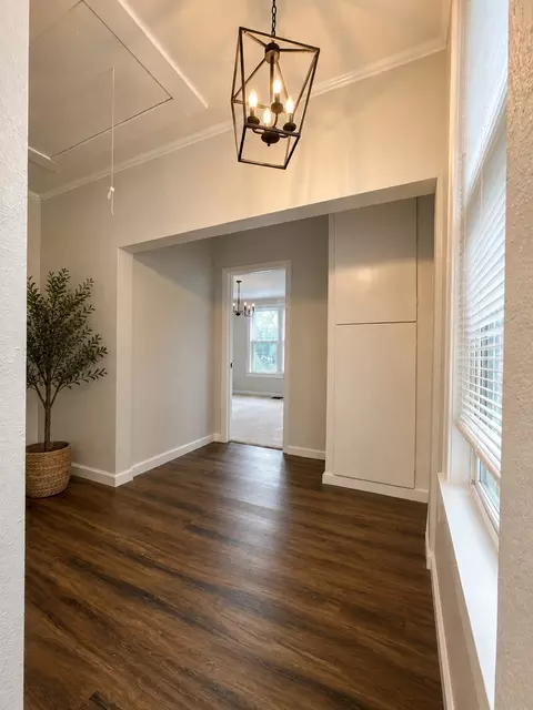Entry Way - 502 Vincennes Ave, Flora, IL 62839 photo 5 of 6