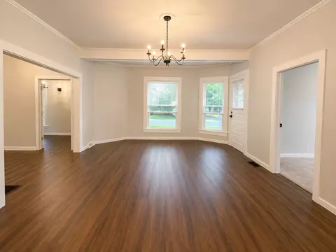Living - 502 Vincennes Ave, Flora, IL 62839 photo 3 of 5